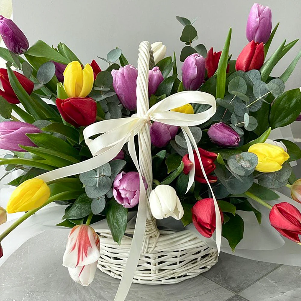 Доставка корзины с тюльпанами